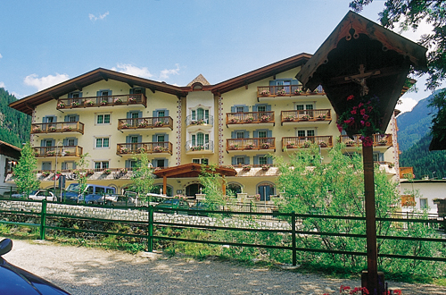 3 stars Superior Hotels in Canazei (***S) Canazei: Albergo Alla Rosa