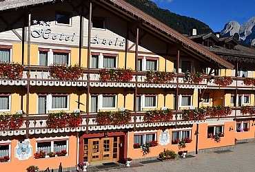 3 stars Hotels in Canazei (***) Canazei: Hotel Azola