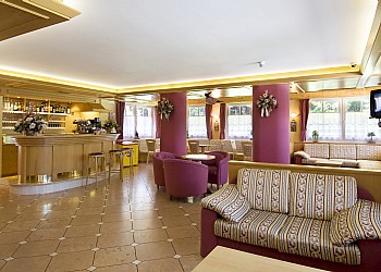 Hotel 3 stelle a Canazei (***) a Canazei. L'Hotel è dotato di: Confortevoli camere alcune con balconcini panoramici vista Gran Vernel e Sasso Piatto, tutte con servizi privati, telefono, TV-SAT, casseforti e connessione WI-FI; Centro benessere con sauna finlandese, bagno turco, e vasca idromassaggio, inoltre ascensore ai piani, sala da pranzo con veduta panoramica, sala TV e lettura, saletta Bar, tavernetta, Skiroom riscaldato, attrezzato per deposito sci e scarponi, parcheggio privato scoperto, Garage per moto, auto e biciclette, una chiesetta consacrata sempre aperta nell'intero arco della stagione estiva a tutti con funzioni religiose, un ampio parco naturale privato con giochi per bambini, tavoli, ombrelloni e lettini sdraio per rilassarsi e con una spiaggetta sul torrente Avisio, per abbronzature naturali e relax con i meravigliosi suoni della natura.