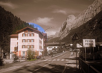 Hotel 2 stelle a Canazei (**) a Penia di Canazei. Estate con vista sulla marmolada