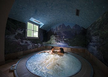 Hotel 3 stelle a Canazei (***) a Canazei. Hotel Villa Rosella_Canazei
Nel centro Wellness Rosella il Benessere come scelta di vita. Una Montagna di coccole per le vostre vacanze, un ambiente dotato delle migliori tecniche per il Relax e per lo star bene
Il piacere dell'Idromassaggio con acqua a 35°, uno spazio dove rilassarsi immersi in piacevoli getti di acqua e aria lanciati ad altezza lombare e cervicale. Una stupenda sensazione nel sentirsi massaggiati su tutto il corpo dalla forza naturale dell'acqua.
La Sauna Finlandese, un procedimento termico tra i piu antichi e conosciuti nel mondo. Con il suo calore secco a 90° è una fonte di benessere in grado di ridare energia al proprio corpo, eliminando attraverso il sudore, le tossine e i rifiuti della pelle.
Il Bagno turco/Calidarium, una usanza la più amata dai nostri antichi romani, portata in seguito a grande splendore dai Turchi e Arabi. Un bagno di Vapore acqueo avvolgente agli aromi e essenze orientali che dona rilassatezza, una sensazione di piacevole stanchezza, voglia di abbandonasi. Un toccasana per la pelle e la mente.
Le docce emozionali è il tocco finale di benessere sulla propria pelle.