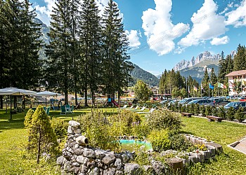 Hotel 3 stelle a Canazei (***) a Canazei. L'hotel dispone di un parco privato di circa 10.000 mq, che si estende lungo il torrente Avisio.
Offre ai propri ospiti:
giochi per bimbi con altalene, dondolo e scivolo
Ampi ombrelloni, tavoli e sedie, sdraio e panche in lewgno lungo tutto il perimetro
Campo da bocce illuminato
Campo da volley
Campo da Calcetto
Spiaggia privata adiacente sulle sponde del torrente Avisio per abbronzature e relax
Una piccola chiesetta consacrata sempre aperta durante l'estate per funzioni religiose.