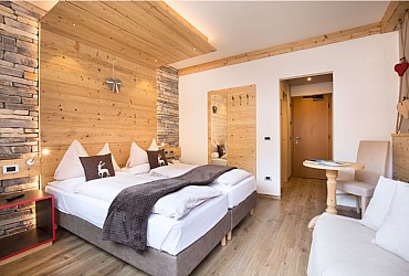 Hotel 3 stelle a Canazei (***) a Canazei. Lato nord con arredamento in legno naturale, pietra e rifiniture in pelle.
Scrivania, TV a schermo piatto, cassaforte, telefono, poggia valigia, minibar soft, ciabattine e morbidi accappatoi.
Balcone con sedia e tavolino. Un paio di camere con caminetto elettrico e senza balcone.
Bagno con ampio box doccia (100 x 90), bidet, asciugacapelli, set di cortesia e specchietto cosmetico.