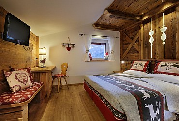 Hotel 3 stelle a Canazei (***) a Canazei. Lato nord e sud con arredamento tipico ladino in legno vecchio.
Scrivania con sedia, divanetto, TV a schermo piatto, cassaforte, telefono, poggia valigia, ciabattine e morbidi accappatoi.
Bollitore d’acqua per tisane, minibar soft.
Mansardate e senza balcone.
Bagno con box doccia (100 x 90), bidet, asciugacapelli, set di cortesia, specchietto cosmetico e led in doccia.