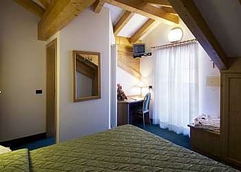 Hotel 3 stelle a Canazei (***) a Canazei. Le camere finemente arredate in stile montano in legno abete spazzolato, dispongono tutte di bagno privato, TV/Sat, cassaforte, collegamento telefonico diretto e servizio Wi-Fi.
Molte camere e mansarde sono provviste di balconi.