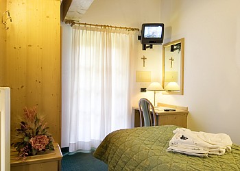 Hotel 3 stelle a Canazei (***) a Canazei. Le camere finemente arredate in stile montano in legno abete spazzolato, dispongono tutte di bagno privato, TV/Sat, cassaforte, collegamento telefonico diretto e servizio Wi-Fi.
Molte camere e mansarde sono provviste di balconi.