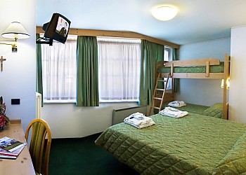 Hotel 3 stelle a Canazei (***) a Canazei. Le camere finemente arredate in stile montano in legno abete spazzolato, dispongono tutte di bagno privato, TV/Sat, cassaforte, collegamento telefonico diretto e servizio Wi-Fi.
Molte camere e mansarde sono provviste di balconi.