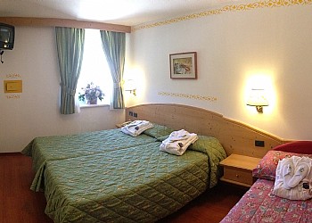 Hotel 3 stelle a Canazei (***) a Canazei. Le camere finemente arredate in stile montano in legno abete spazzolato, dispongono tutte di bagno privato, TV/Sat, cassaforte, collegamento telefonico diretto e servizio Wi-Fi.
Molte camere e mansarde sono provviste di balconi.